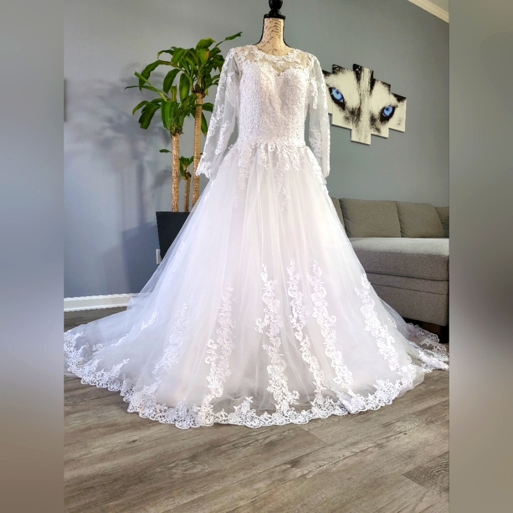 Rhinestone Wedding dress - Picture 1 of 16